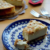 Sernik z mlekiem skondensowanym z polewą z białej czekolady