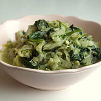 Duszona kapusta pekińska ze szpinakiem w śmietanie