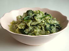 Fot. Barb82, Duszona kapusta pekińska ze szpinakiem w śmietanie