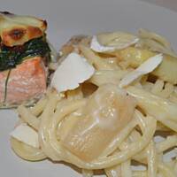 Pieczony łosoś ze szpinakiem i górskimi serami