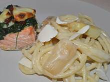 Fot. sebek, Pieczony łosoś ze szpinakiem i górskimi serami