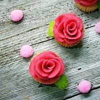 Waniliowe muffinki z różyczkami