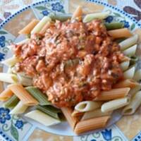 Makaron penne z sosem łososiowo-pomidorowym