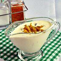 Sos czosnkowy z korniszonami