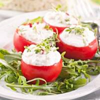 Pomidory faszerowane zieloną pastą twarogową