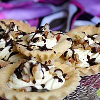 Babeczki z kremem karpatkowym, czekoladą i orzechami