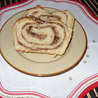 Rolada drożdżowa z serem powidłami i kruszonką