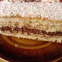 Biszkopt z kremem orzechowym