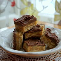 Kruche ciasto milionera z solonymi orzeszkami ziemnymi