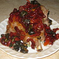 Golonka indycza na parze z suszoną papryką i suszonymi kiszonymi ogórkami