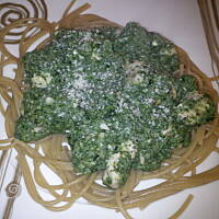 Spaghetti z kurczakiem w sosie czosnkowo-szpinakowym