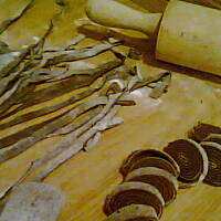 Kakaowy makaron z karmelem i kleksem śmietany