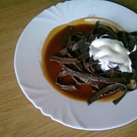 Kakaowy makaron z karmelem i kleksem śmietany