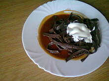 Fot. carolotta, Kakaowy makaron z karmelem i kleksem śmietany