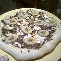 Pizza na słodko z czekoladą, migdałami, bananami