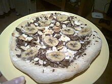 Fot. carolotta, Pizza na słodko z czekoladą, migdałami, bananami