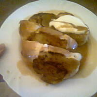 tosty z chałki z karmelem i śmietaną