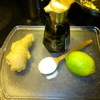 Łosoś po japońsku z imbirem i farfalle