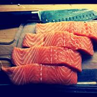 Łosoś po japońsku z imbirem i farfalle