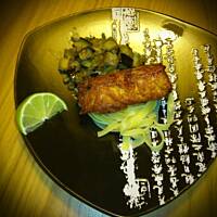 Łosoś po japońsku z imbirem i farfalle