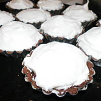 kakaowe tartaletki z wiśniami i bezą