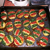 ziemniaki faszerowane szpinakiem i mięsem mielonym