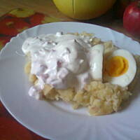 Szkolne ziemniaki z jajkiem i sosem