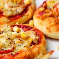 Pizzerinki z kurczakiem i kukurydzą