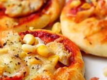 Fot. Mloda, Pizzerinki z kurczakiem i kukurydzą