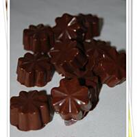 czekoladki z chrupiącym  nadzieniem malinowym