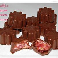 czekoladki z chrupiącym  nadzieniem malinowym