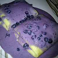 Naleśniki zapiekane z serem w sosie jogurtowo-jagodowym