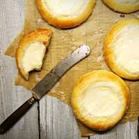 Kokosowe drożdżówki z serem i dżemem