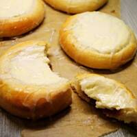 Kokosowe drożdżówki z serem i dżemem