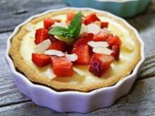 Fot. APM, Tartaletki z białą czekoladą, truskawkami i migdałami