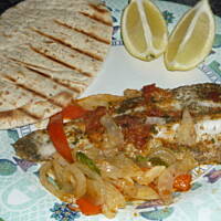 Ryba pieczona z fenkułem i suszonymi pomidorami