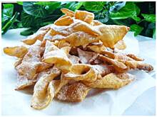 Fot. OstraNaSłodko, Karnawałowe Faworki / Chrust z cukrem pudrem