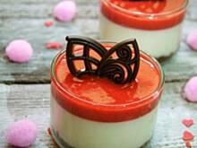 Fot. APM, Serniczki na zimno z sosem truskawkowym