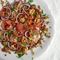 Sałatka z kaszy gryczanej z dressingiem miodowo-pomarańczowym