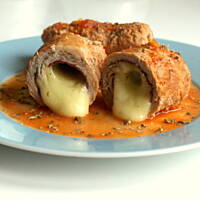 Roladki schabowe z salami i mozzarellą w sosie pomidorowym