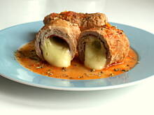 Fot. Barb82, Roladki schabowe z salami i mozzarellą w sosie pomidorowym