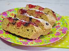 Fot. MIENTA, Szybkie ciasto z truskawkami i czekoladą