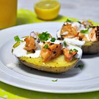 Pieczone ziemniaki z łososiem w sosie cytrynowym