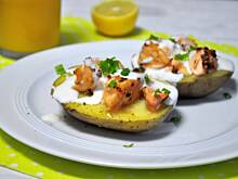 Fot. MIENTA, Pieczone ziemniaki z łososiem w sosie cytrynowym