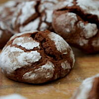 Popękane ciasteczka czekoladowe