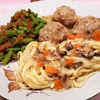 Pulpeciki wieprzowe w sosie pieczarkowym z marchewką