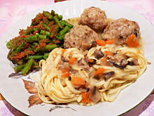 Fot. Mama - Różyczki, Pulpeciki wieprzowe w sosie pieczarkowym z marchewką