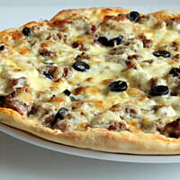 Pizza z wołowiną i duszoną cebulą