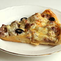 Pizza z wołowiną i duszoną cebulą