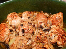 Fot. Mama - Różyczki, Roladki z indyka w sosie z pieczarkami i cebulą